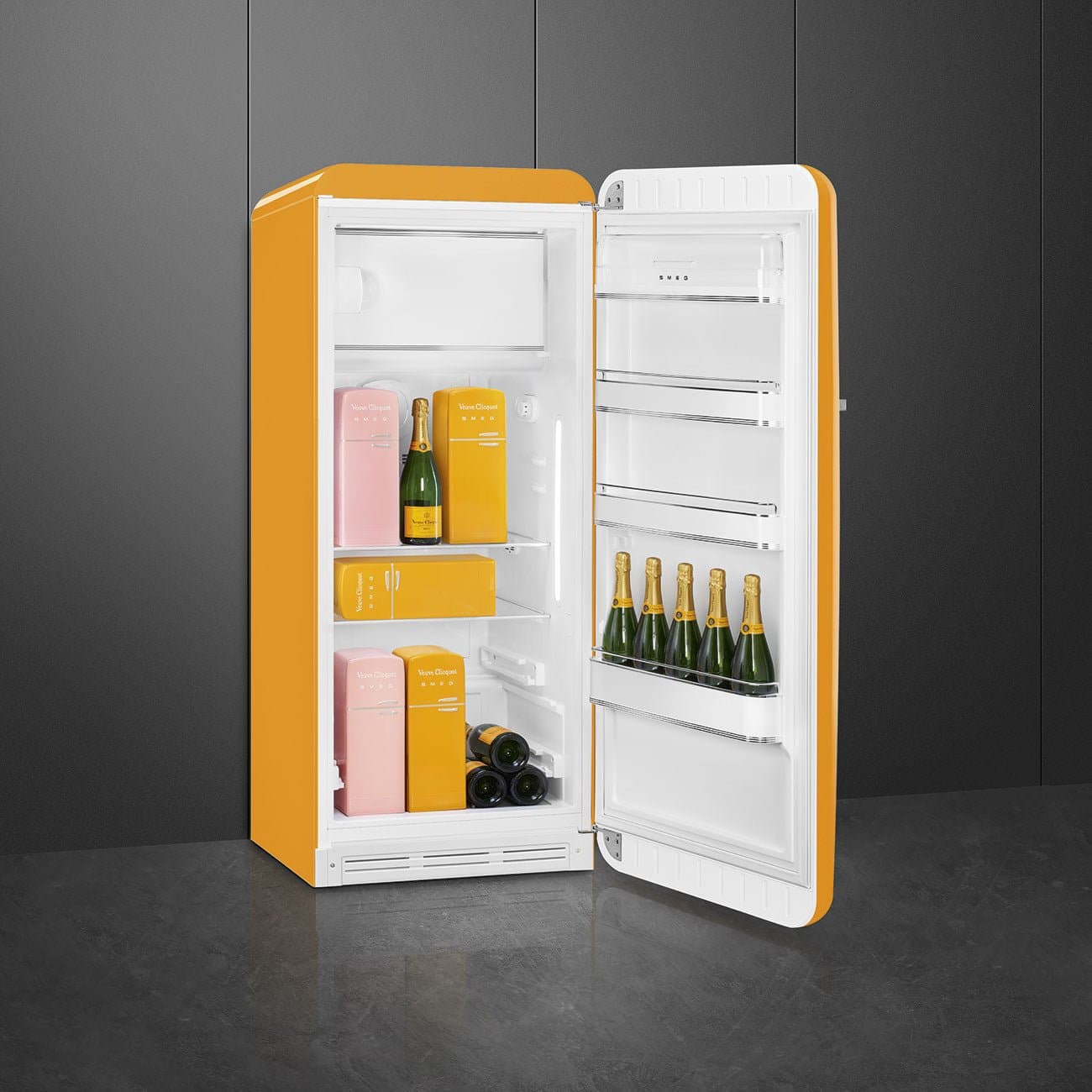Frigider 50' Style Smeg & Veuve Cliquot FAB28RDYVC5 9