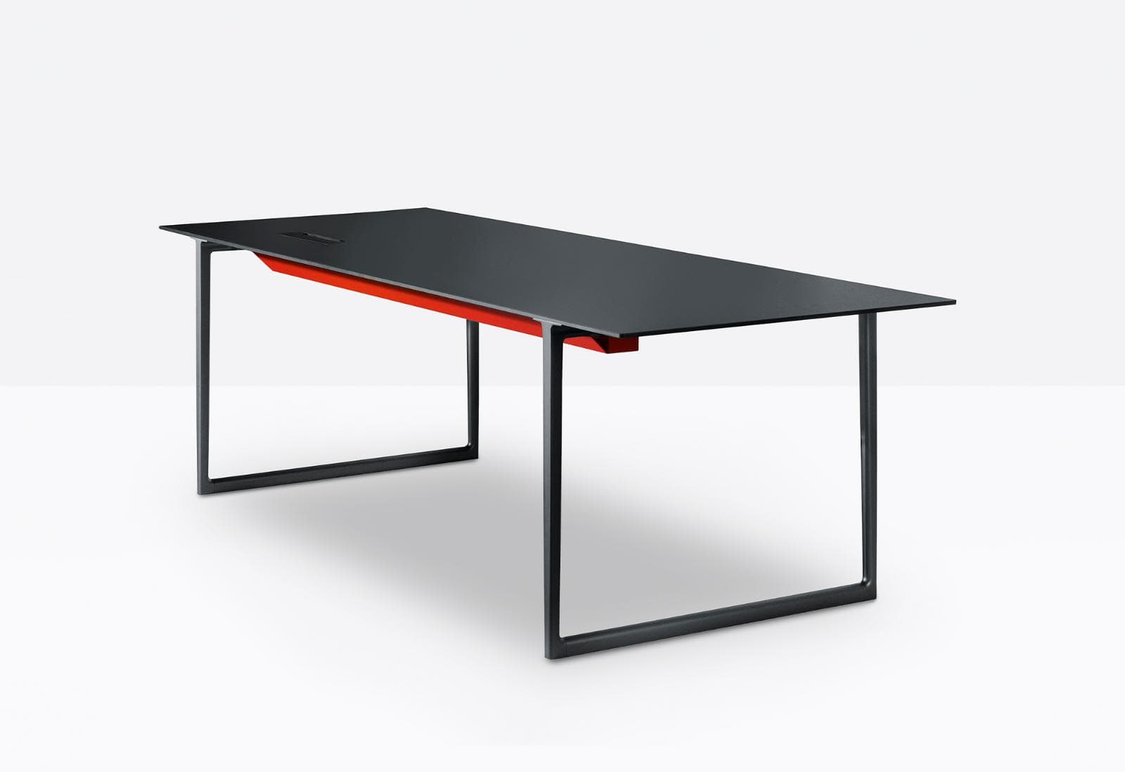 Pedrali Masă Birou TOA 240×90 cm, Top FENIX Negru, Picioare NEF, Cable Management Roșu 2