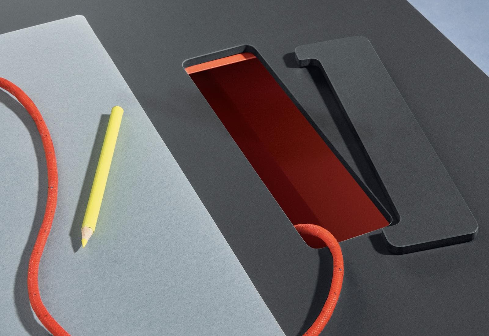 Pedrali Masă Birou TOA 240×90 cm, Top FENIX Negru, Picioare NEF, Cable Management Roșu 3