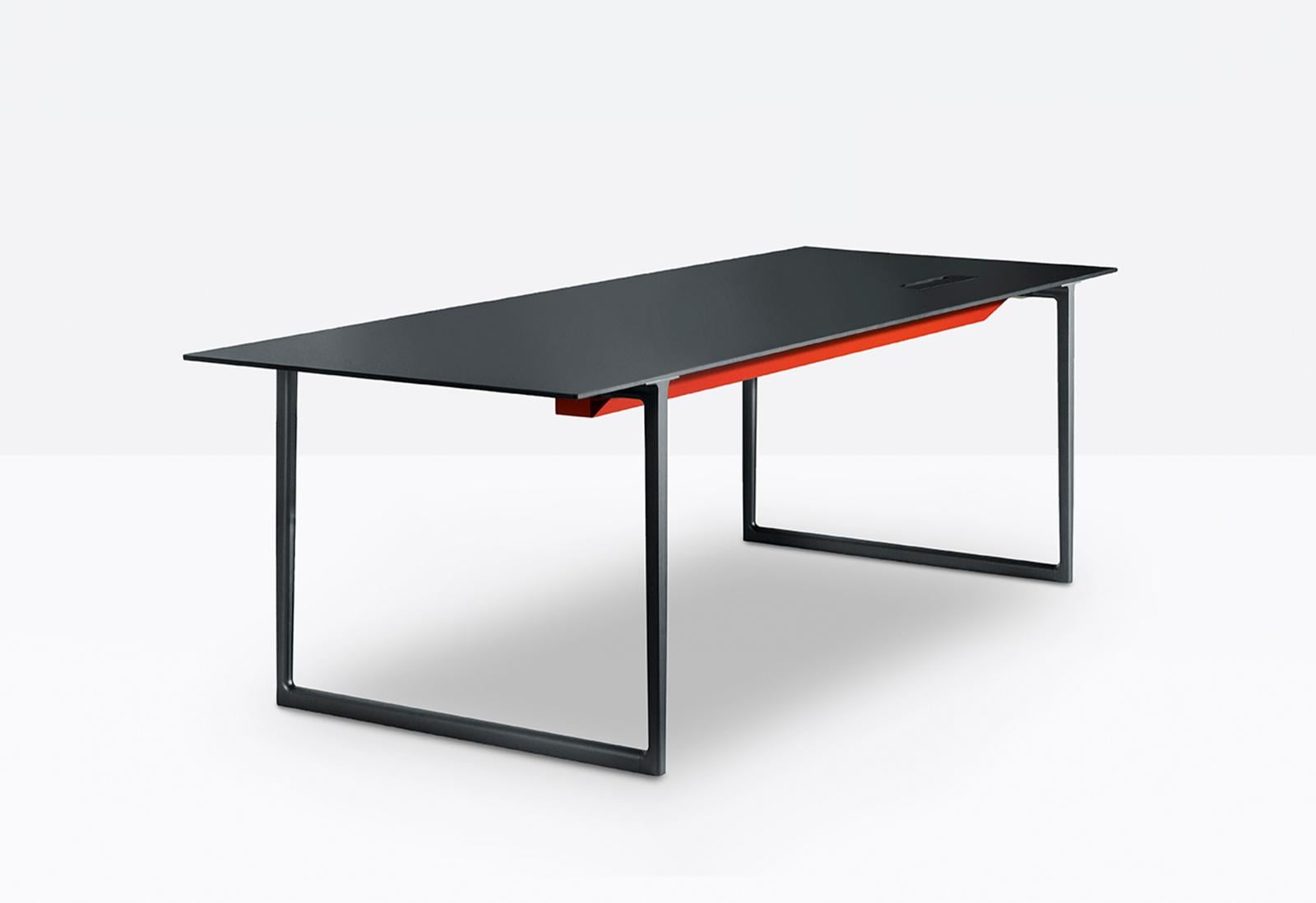 Pedrali Masă Birou TOA 240×90 cm, Top FENIX Negru, Picioare NEF, Cable Management Roșu