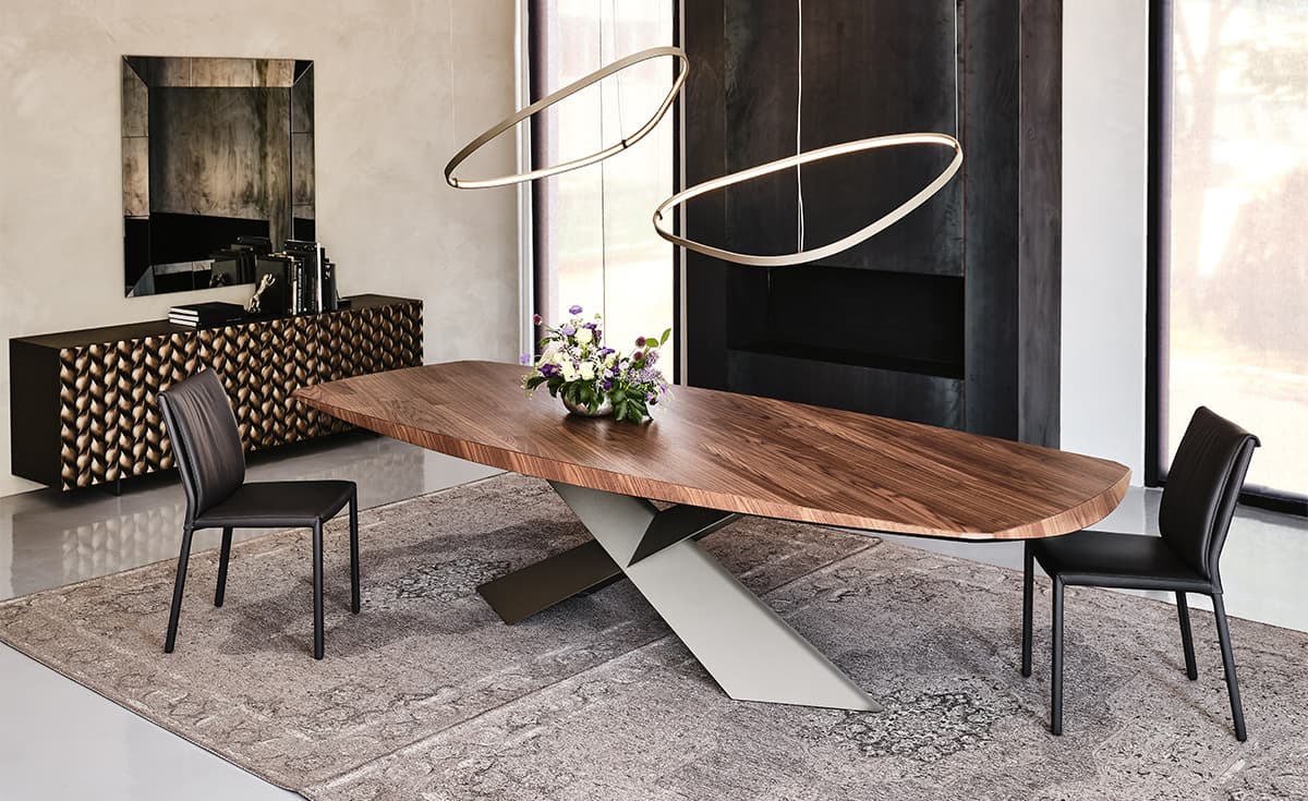 Masă TYRON Wood de Cattelan Italia, cu blat din lemn și bază sculpturală din oțel, într-un interior contemporan